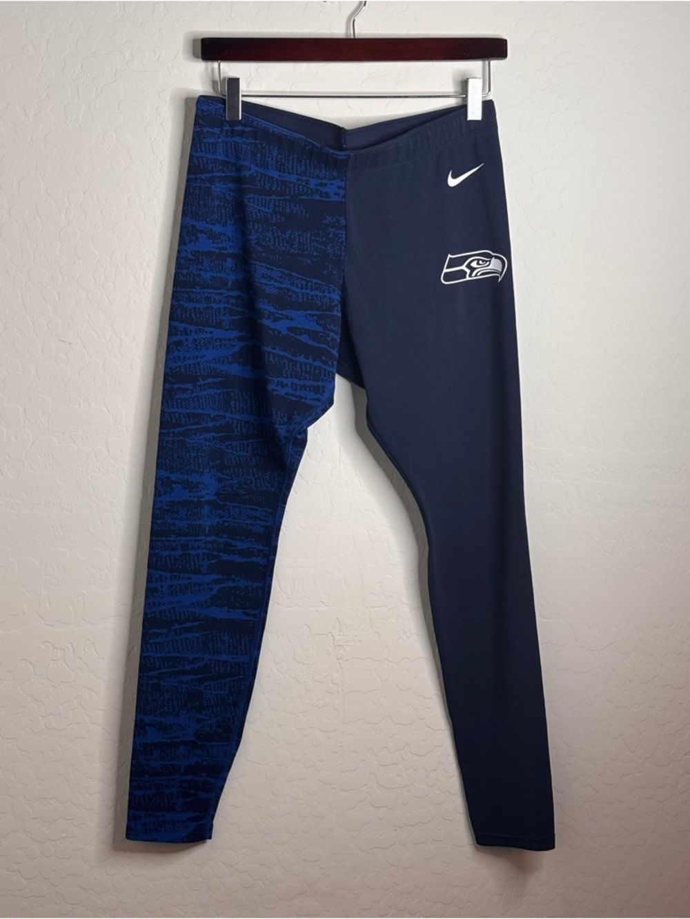 Nike Seattle Seahawks Women's Large Leg-A-See Logo  Yoga Athletic Leggings